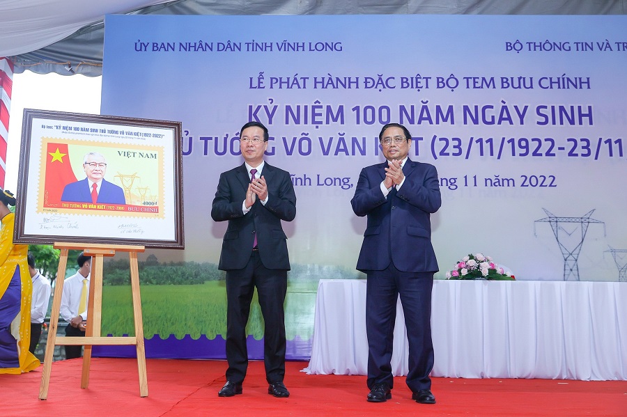 Thủ tướng Phạm Minh Chính và Thường trực Ban Bí thư Võ Văn Thưởng tại lễ phát hành đặc biệt bộ tem bưu chính 