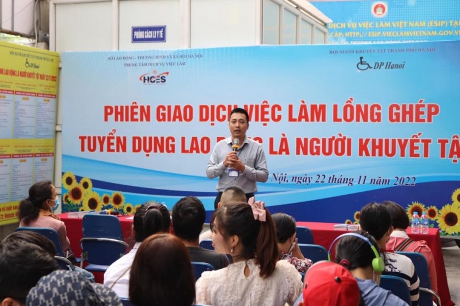 Cán bộ Trung tâm DVVL Hà Nội tổ chức tư vấn, định hướng nghề nghiệp phù hợp với khả năng của bản thân cho người khuyết tật tham gia phiên GDVL
