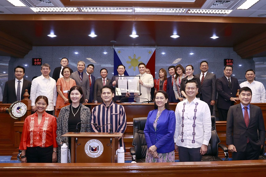 Chủ tịch Thượng viện Phi-li-pin Juan Miguel Zubiri đã trân trọng trao Nghị quyết của Thượng viện tới Chủ tịch Quốc hội Vương Đình Huệ.