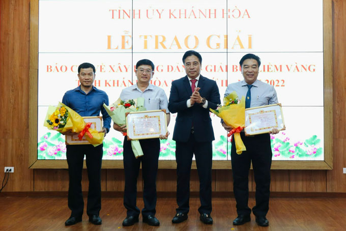 Ông Nguyễn Khắc Toàn trao giải cho các tập thể xuất sắc.