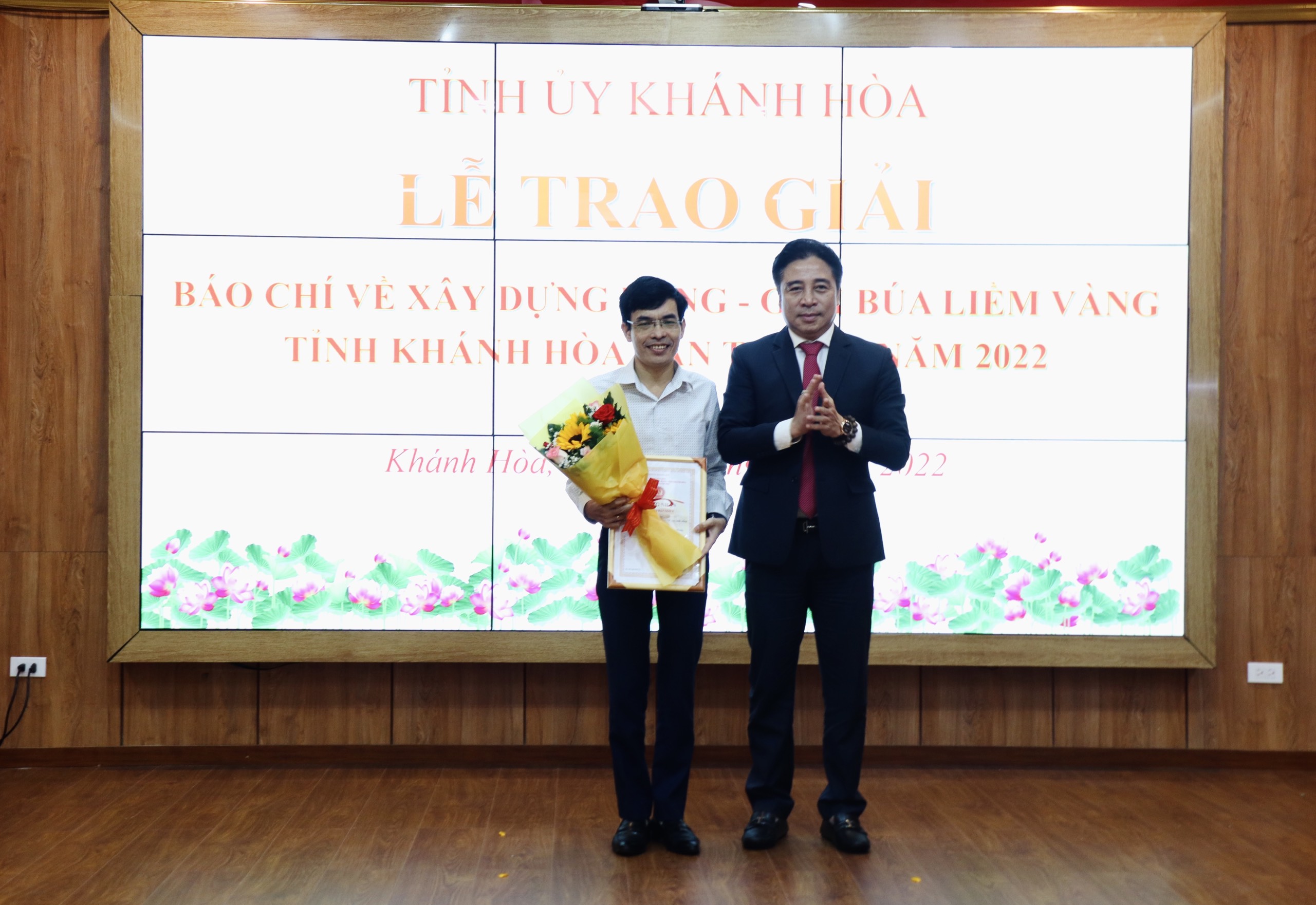 Đại diện nhóm tác giả nhận giải A - Giải báo chí về xây dựng Đảng tỉnh Khánh Hoà năm 2022.
