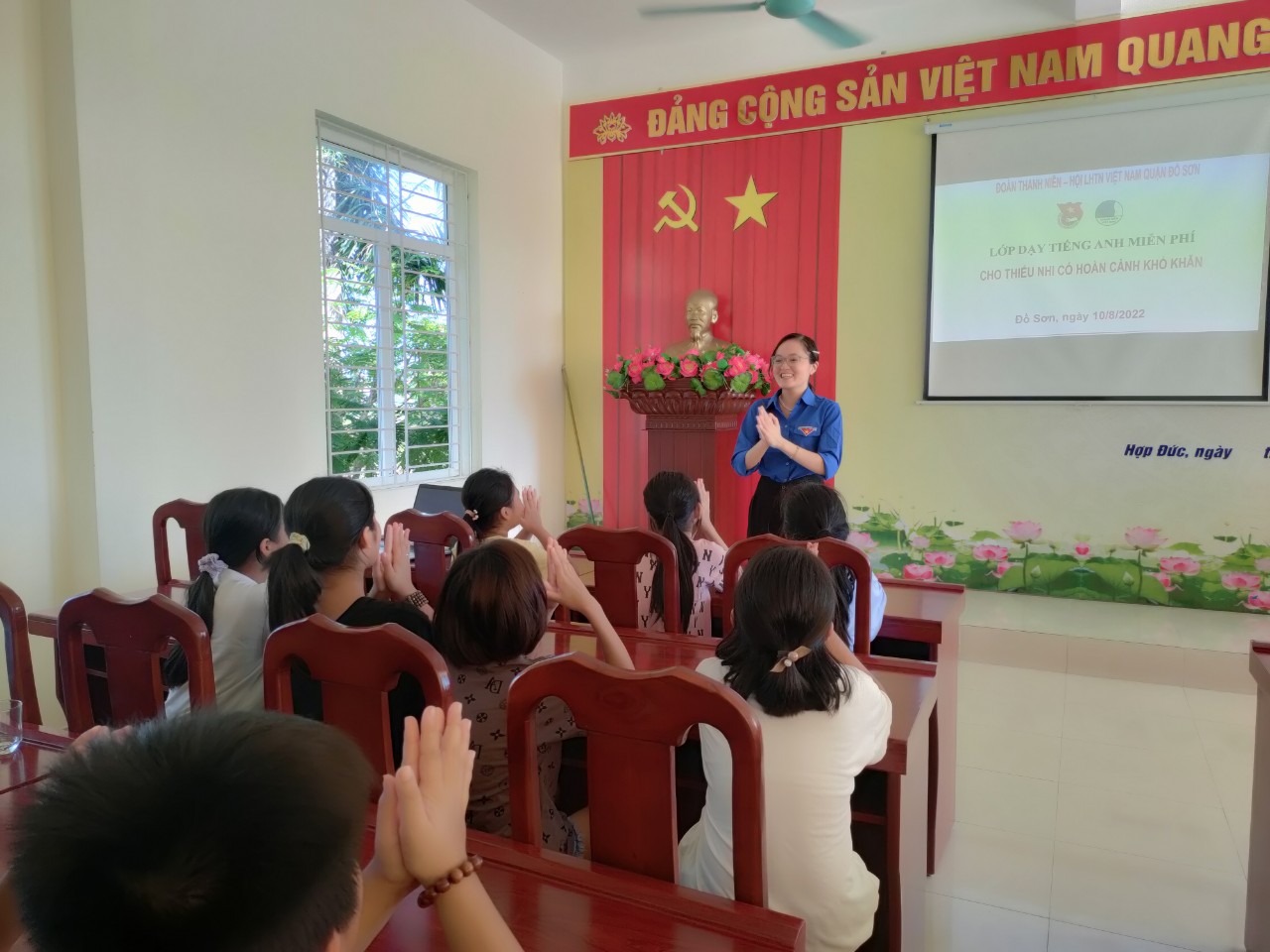 Lớp dạy tiếng Anh miễn phí cho trẻ em có hoàn cảnh khó khăn tại quận Đồ Sơn, Hải Phòng. Ảnh: Thanhdoanhaiphong.gov.vn