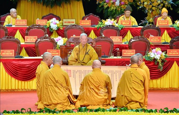 Nghi thức suy tôn Đức Trưởng lão Hòa thượng Thích Trí Quảng lên ngôi vị Pháp chủ Hội đồng Chứng minh Giáo hội Phật giáo Việt Nam. Ảnh: TTXVN