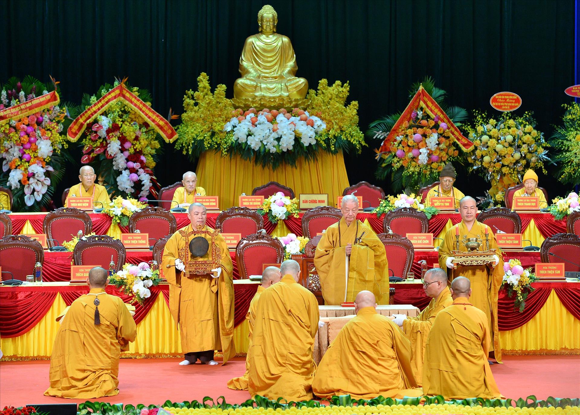 Nghi thức suy tôn Đức Trưởng lão Hòa thượng Thích Trí Quảng lên ngôi vị Pháp chủ Hội đồng Chứng minh Giáo hội Phật giáo Việt Nam. Ảnh: TTXVN