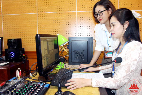 Cán bộ, công chức Trung tâm Văn hóa huyện Yên Lạc đẩy mạnh ứng dụng công công nghệ thông tin trong công tác chuyên môn.