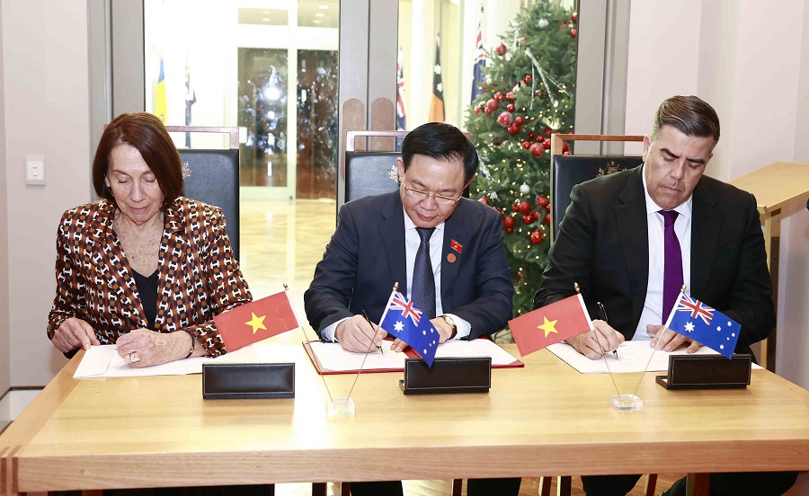 Chủ tịch Quốc hội Vương Đình Huệ và Lãnh đạo Nghị viện Ô-xtraay-li-a ký Thỏa thuận hợp tác giữa Quốc hội Việt Nam và Nghị viện Ô-xtraay-li-a.