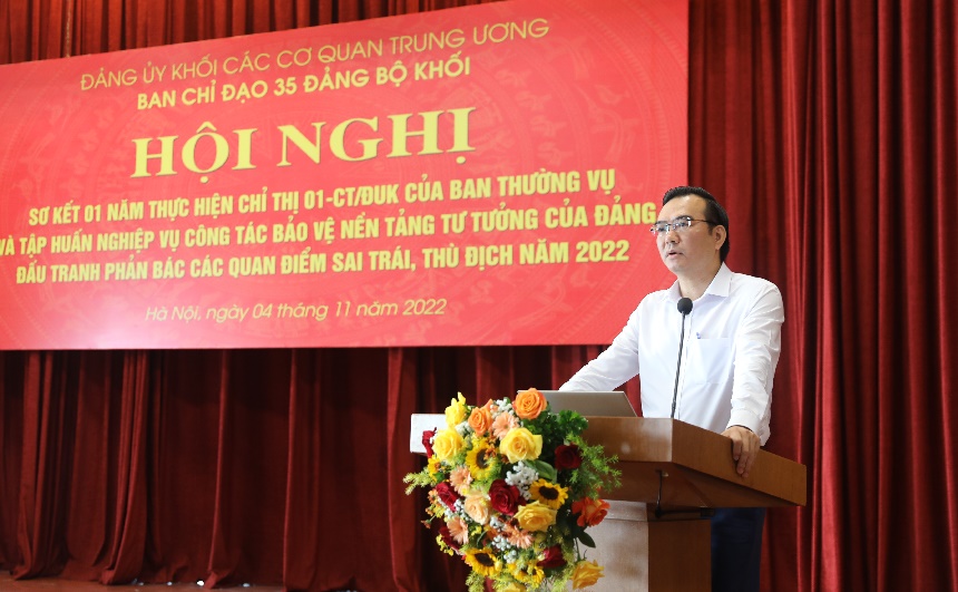 Đ/c Nguyễn Minh Chung, Ủy viên BTV, Trưởng Ban Tuyên giáo Đảng ủy Khối Các cơ quan Trung ương trình bày báo cáo sơ kết 1 năm thực hiện Chỉ thị số 01-CT/ĐUK.