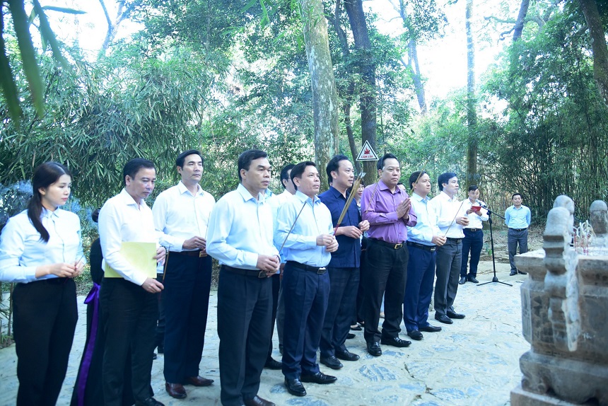 Đoàn dâng hương tại Lán Là Nưa.