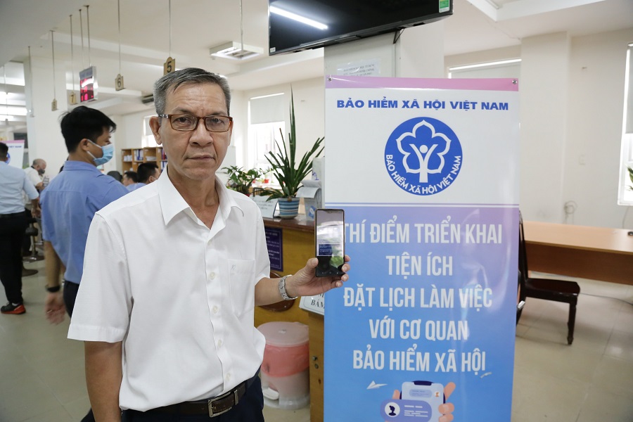 Ông Vũ Quốc Thúc (59 tuổi, quận Bình Thạnh, TP. Hồ Chí Minh) đánh giá tính năng đặt lịch làm việc rất thuận tiện, giúp người dân chủ động hơn trong giải quyết TTHC.