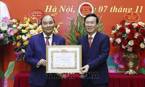 Trao Huy hiệu 40 năm tuổi đảng tặng Chủ tịch nước Nguyễn Xuân Phúc