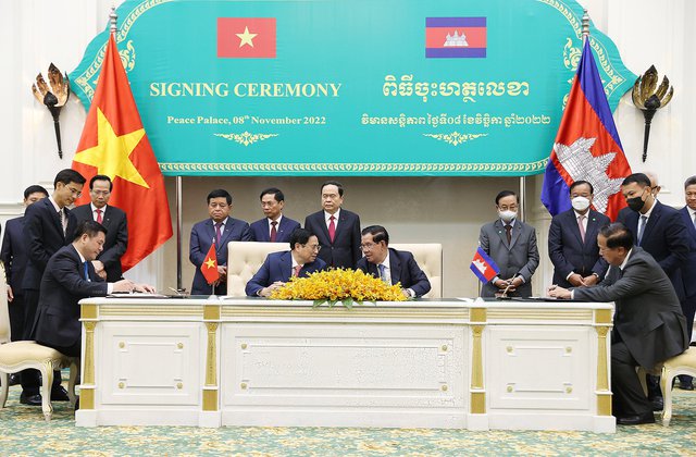Hai Thủ tướng đã cùng chứng kiến Lễ ký kết các văn kiện giữa hai nước - Ảnh: VGP/Nhật Bắc.