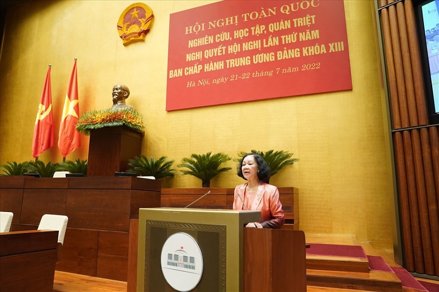 Đồng chí Trương Thị Mai, Ủy viên Bộ Chính trị, Bí thư Trung ương Đảng, Trưởng Ban Tổ chức Trung ương trình bày chuyên đề 