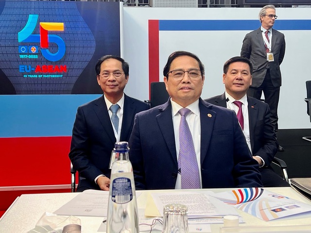 Thủ tướng Phạm Minh Chính cùng đoàn đại biểu Việt Nam tại Hội nghị Cấp cao kỷ niệm 45 năm quan hệ ASEAN-EU - Ảnh: VGP/Nhật Bắc.