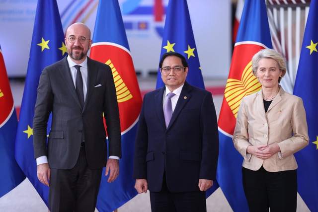 Chủ tịch Hội đồng châu Âu Charles Michel và Chủ tịch Ủy ban châu Âu Ursula Von der Leyen đón Thủ tướng Phạm Minh Chính tham dự Lễ khai mạc Hội nghị Cấp cao kỷ niệm 45 năm quan hệ ASEAN-EU - Ảnh: VGP/Nhật Bắc.