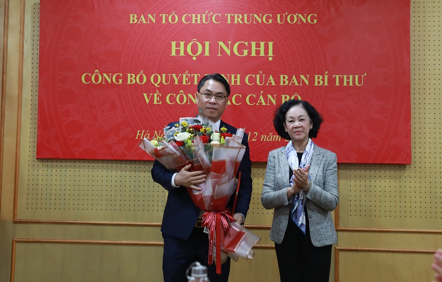 Đ/c Trương Thị Mai trao quyết định và tặng hoa chúc mừng tân Phó Trưởng ban Phan Thăng An.