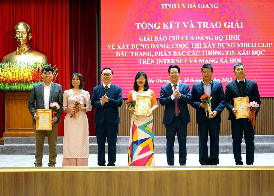 Bí thư Tỉnh ủy Đặng Quốc Khánh và Phó Bí thư Thường trực Tỉnh ủy, Chủ tịch HĐND tỉnh Thào Hồng Sơn trao giải A cho các tác giả.