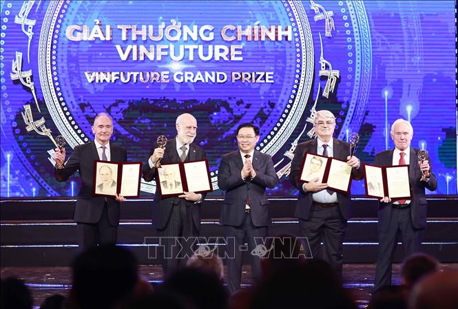 Chủ tịch Quốc hội Vương Đình Huệ trao Giải thưởng Chính VinFuture 2022 trị giá 3 triệu USD cho 5 nhà khoa học với các tầng phát minh đột phá trong việc kết nối công nghệ mạng toàn cầu. Ảnh: Doãn Tấn/TTXVN