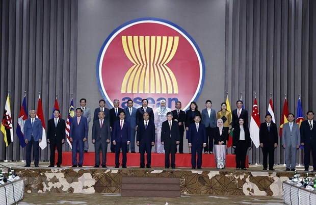 Chủ tịch nước Nguyễn Xuân Phúc với Tổng Thư ký ASEAN Lim Jock Hoi và Đại sứ, Đại biện Phái đoàn các nước ASEAN tại Jakarta. (Ảnh: Thống Nhất/TTXVN).