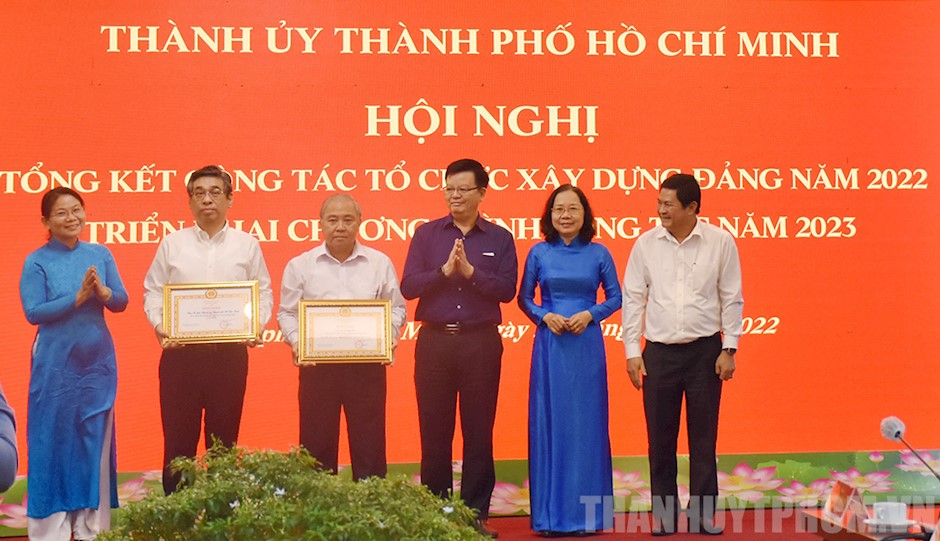 Đồng chí Mai Văn Chính, Phó Trưởng ban Thường trực Ban Tổ chức Trung ương trao Bằng khen cho Tập thể Ban Tổ chức Thành ủy TP. Hồ Chí Minh và đồng chí Võ Văn Tân.