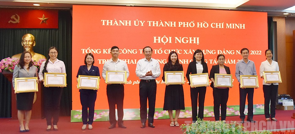 Đồng chí Nguyễn Văn Nên trao Bằng khen cho các tập thể.
