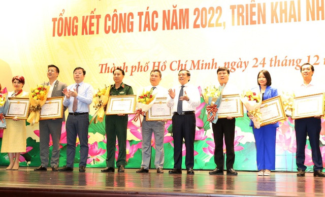 Khen thưởng các cơ quan báo chí có thành tích xuất sắc trong công tác báo chí năm 2022 - Ảnh: VGP/Mạnh Hùng.