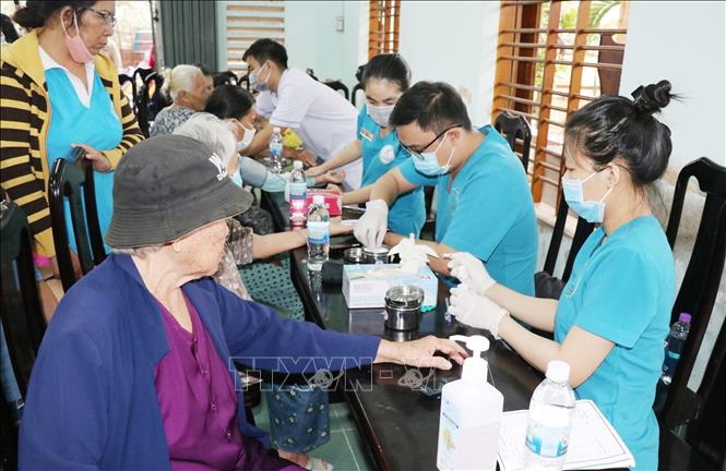Chương trình khám bệnh, phát thuốc và tặng quà cho các hộ nghèo, gia đình chính sách tại xã Ninh Quang, thị xã Ninh Hòa, tỉnh Khánh Hòa. Ảnh: TTXVN