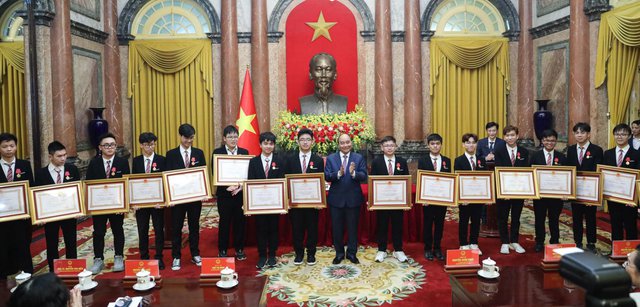 Chủ tịch nước Nguyễn Xuân Phúc trao tặng Huân chương Lao động hạng Nhì và hạng Ba cho học sinh đoạt giải các cuộc thi Olympic và Khoa học kỹ thuật quốc tế năm 2022 - Ảnh: VPCTN.
