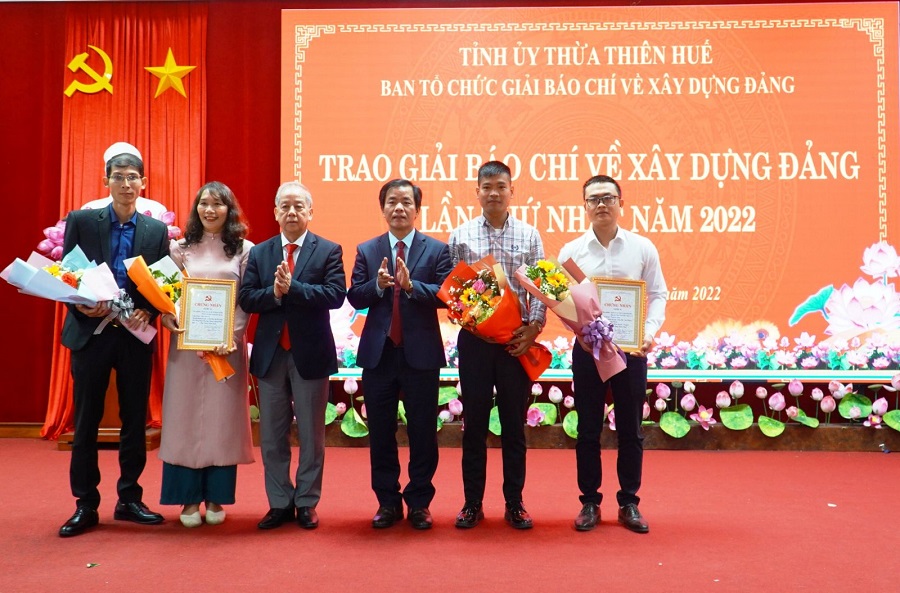 Phó Bí thư Thường trực Tỉnh ủy Phan Ngọc Thọ và Chủ tịch UBND tỉnh Nguyễn Văn Phương trao giải cho các tác giả, nhóm tác giả đoạt giải A.