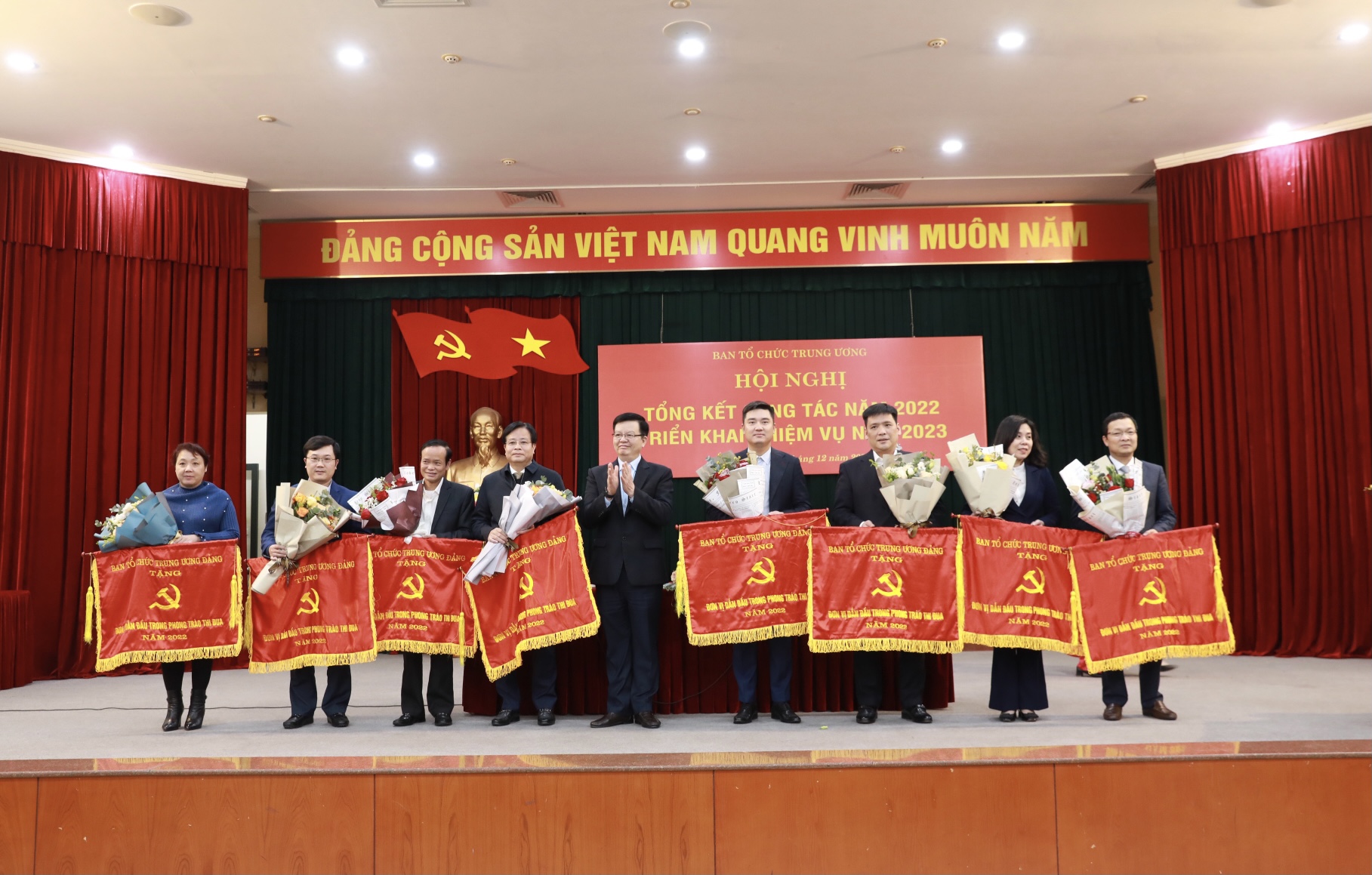 Tập thể xuất sắc nhận cờ thi đua năm 2022