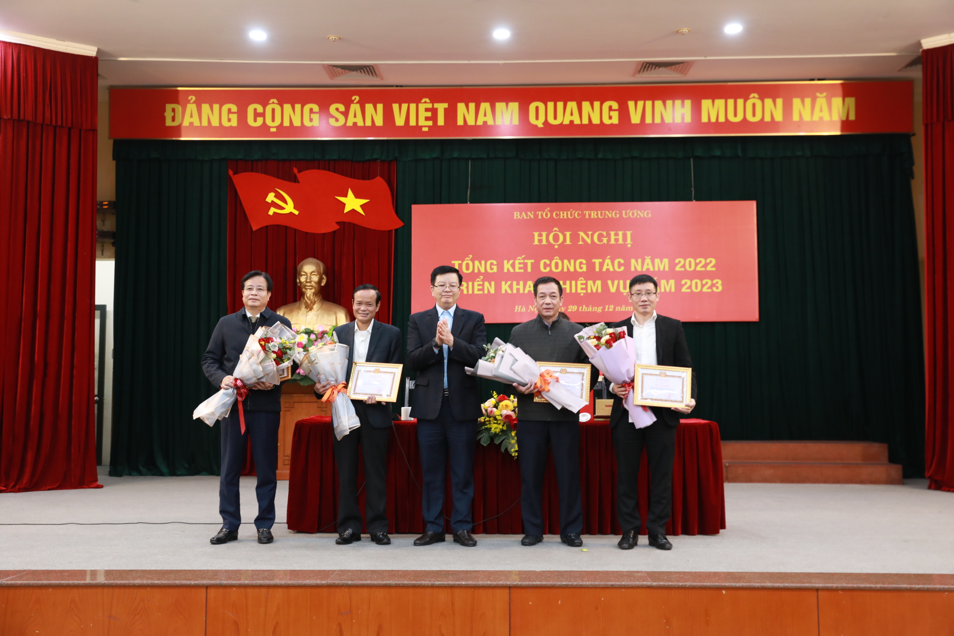4 Tập thể xuất sắc