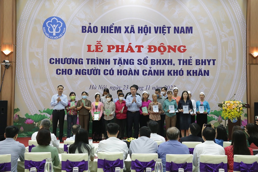 Đến hết ngày 31-12-2022 ngành BHXH Việt Nam cùng các nhà hảo tâm đã trao tặng khoảng 16.000 sổ BHXH và 120.000 thẻ BHYT cho khoảng 136.000 người có hoàn cảnh khó khăn trong cả nước.