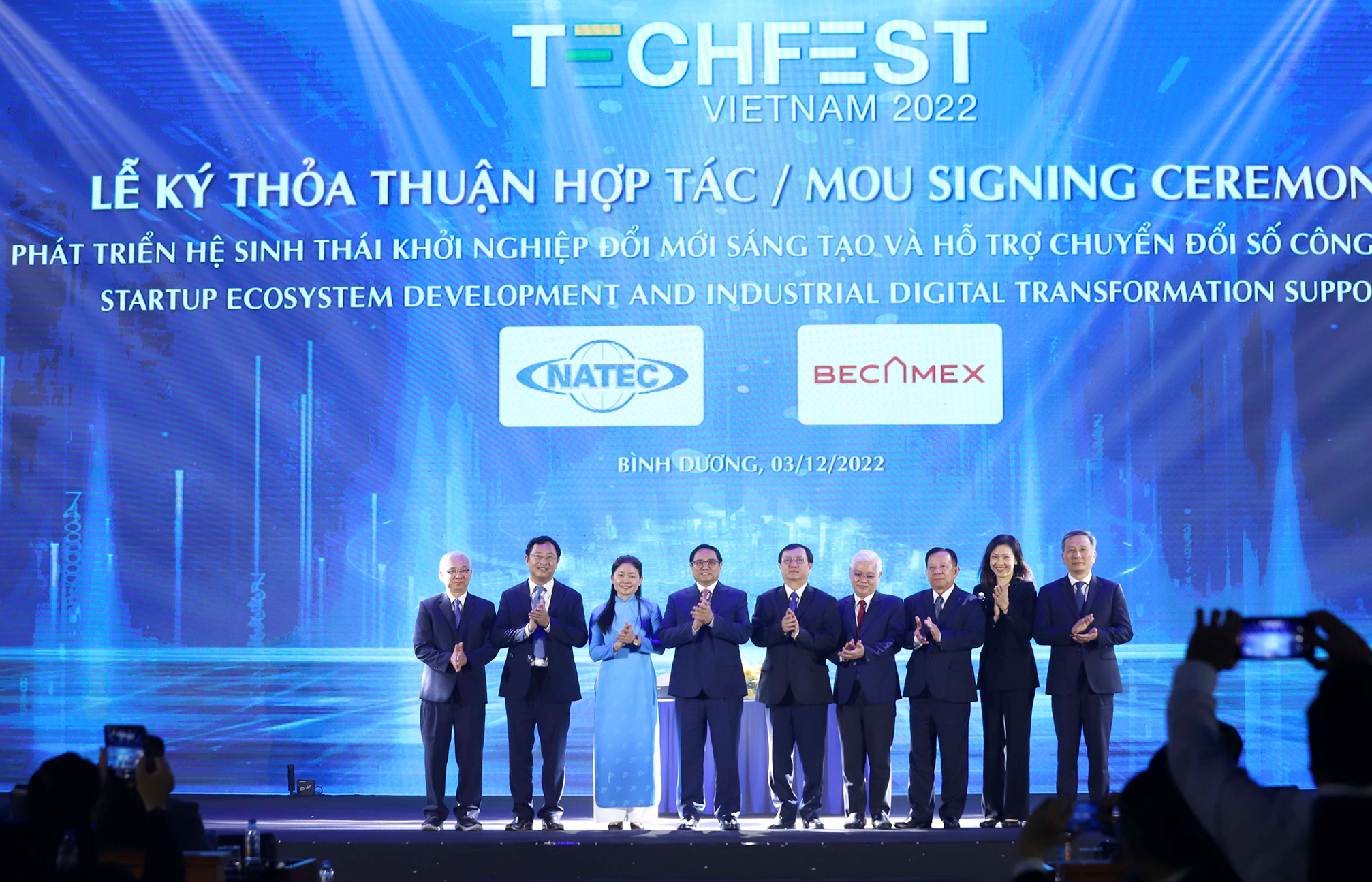 Thủ tướng Phạm Minh Chính chúc mừng các đơn vị đã ký hợp tác tại TECHFEST2022.
