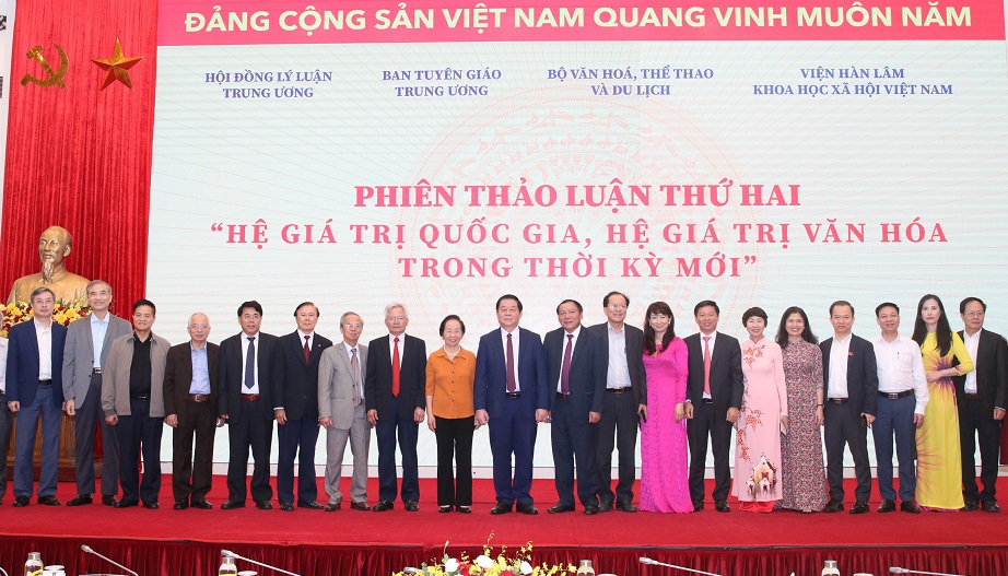 Đồng chí Nguyễn Trọng Nghĩa, Bí thư Trung ương Đảng, Trưởng Ban Tuyên giáo Trung ương và các đại biểu chụp ảnh lưu niệm. (Ảnh: Tuấn Anh).