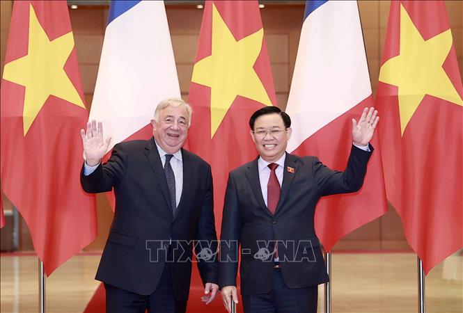 Chủ tịch Quốc hội Vương Đình Huệ và Chủ tịch Thượng viện Cộng hòa Pháp Gérard Larcher chụp ảnh chung.