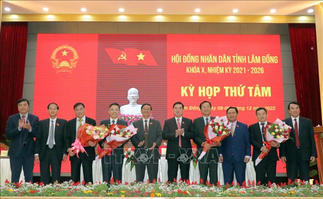 Ông Võ Ngọc Hiệp (người thứ 3 bên trái) được bầu làm Phó chủ tịch UBND tỉnh Lâm Đồng. Ảnh: TTXVN