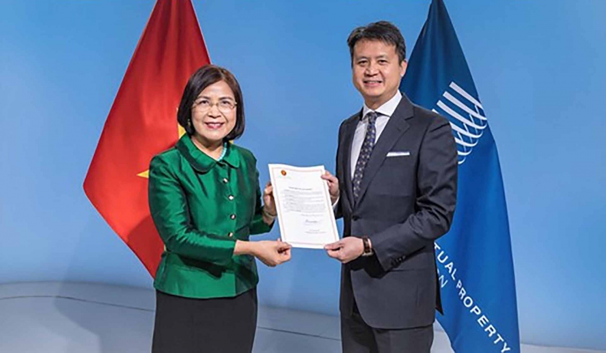 Đại sứ Lê Thị Tuyết Mai trao Văn kiện Việt Nam gia nhập Hiệp ước Marrkesh cho Tổng giám đốc Tổ chức Sở hữu trí tuệ thế giới (WIPO) Daren Tang.