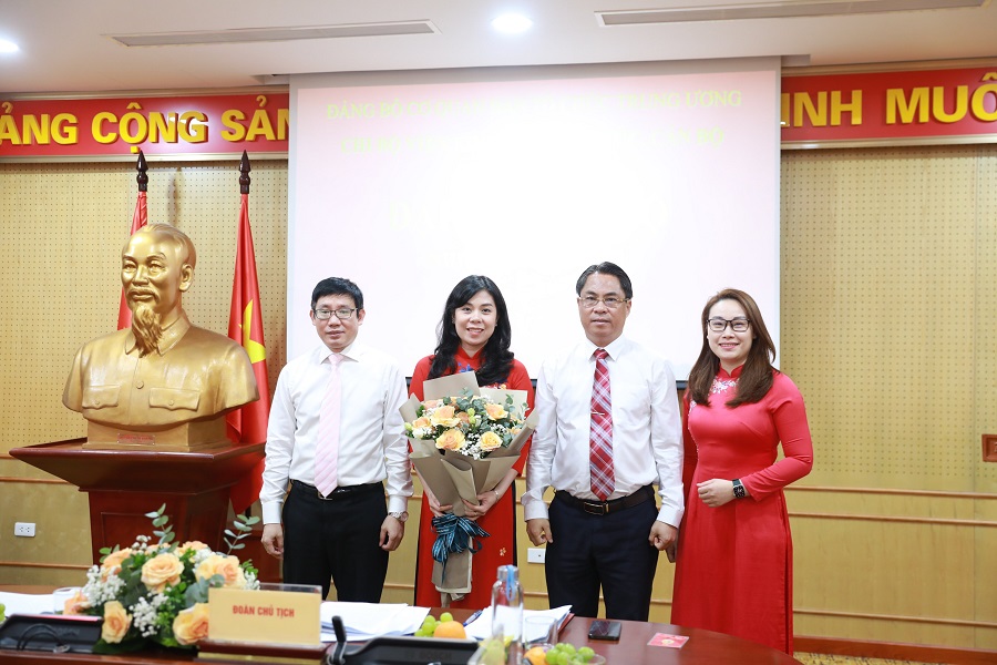 Đồng chí Phan Thăng An tặng hoa chúc mừng Ban Chi ủy khóa mới