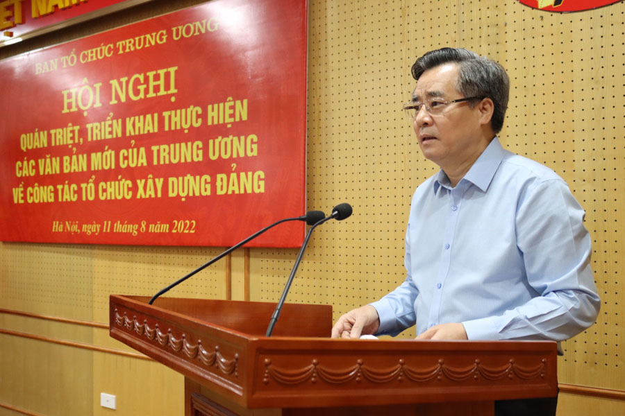 Đồng chí Nguyễn Quang Dương quán triệt một số văn bản của Bộ Chính trị liên quan đến quản lý biên chế