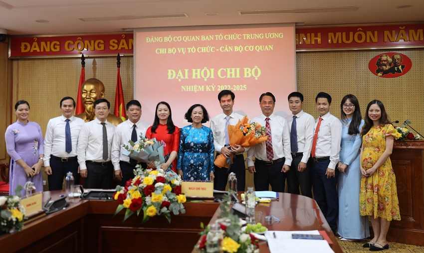 Đ/c Trương Thị Mai tặng hoa chúc mừng Chi ủy khóa mới và chụp ảnh lưu niệm cùng các đảng viên trong Chi bộ.