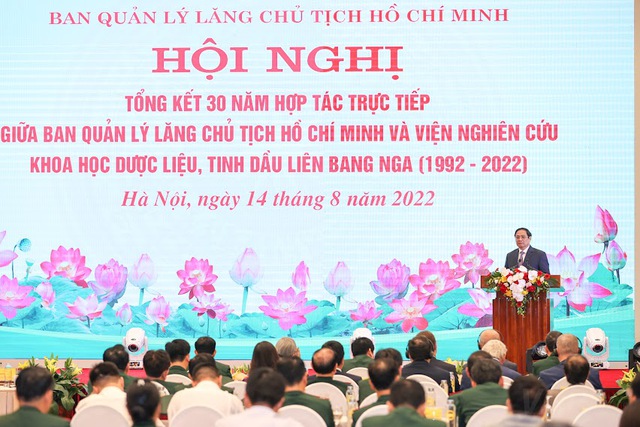 Thủ tướng khẳng định, giữ gìn lâu dài, bảo vệ tuyệt đối an toàn thi hài Chủ tịch Hồ Chí Minh và phát huy ý nghĩa chính trị văn hóa của Công trình Lăng là nhiệm vụ chính trị đặc biệt. Ảnh: VGP/Nhật Bắc.