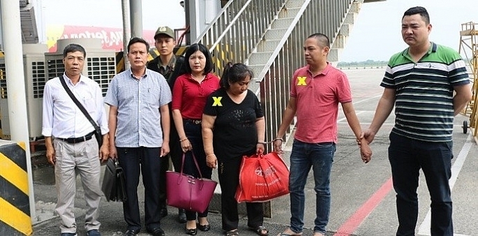 Văn phòng Cơ quan Cảnh sát điều tra bắt gọn đối tượng Trần Quốc Việt sau 25 năm bị truy nã (đối tượng đứng thứ hai từ phải qua.