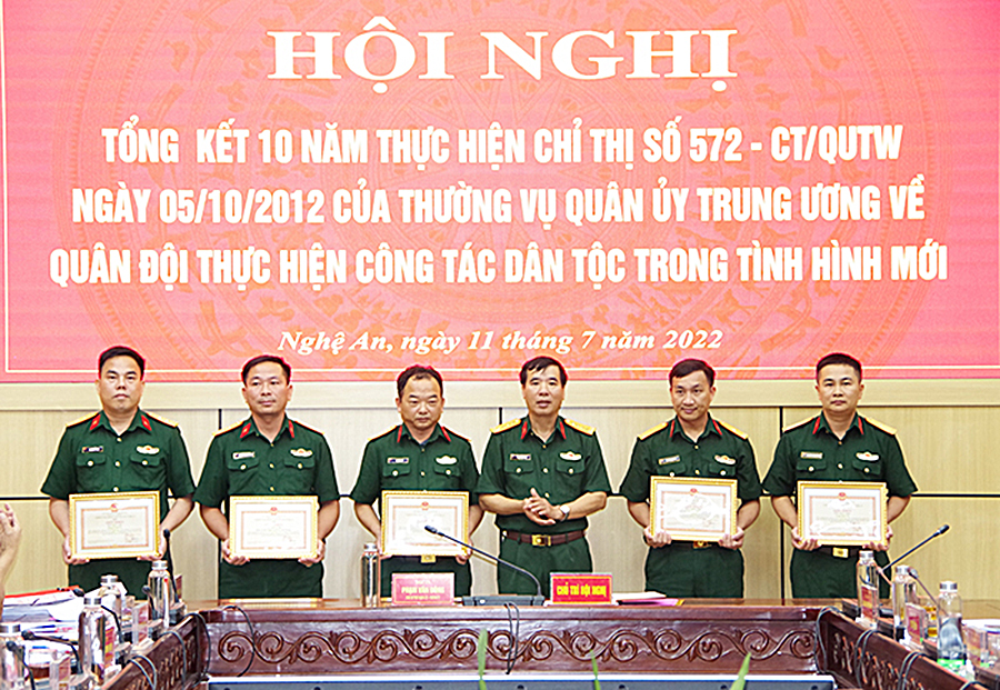 Đại tá Phạm Văn Đông (thứ ba từ phải sang), Phó Bí thư Đảng ủy, Chính ủy Bộ Chỉ huy Quân sự tỉnh Nghệ An tặng Giấy khen cho các tập thể có thành tích xuất sắc trong thực hiện Chỉ thị 572.