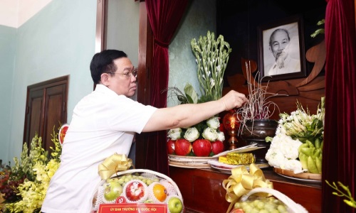 Chủ tịch Quốc hội Vương Đình Huệ dâng hương tưởng nhớ Chủ tịch Hồ Chí Minh