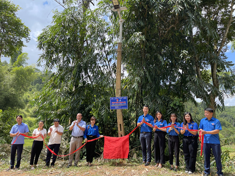 Khánh thành công trình thắp sáng đường thôn Nà Pất tại xã Chiến Thắng.