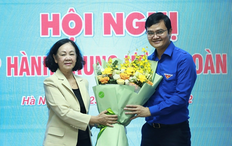 Đồng chí Trương Thị Mai, Ủy viên Bộ Chính trị, Trưởng ban Tổ chức Trung ương tặng hoa chúc mừng đồng chí Bùi Quang Huy.