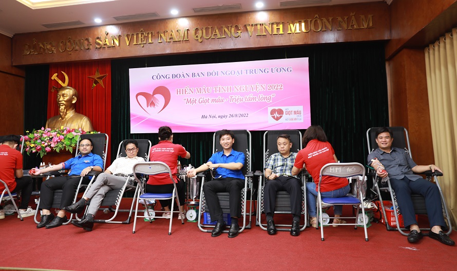 Đoàn viên Công đoàn, Đoàn Thanh niên cơ quan Ban Tổ chức Trung ương tham gia hiến máu.
