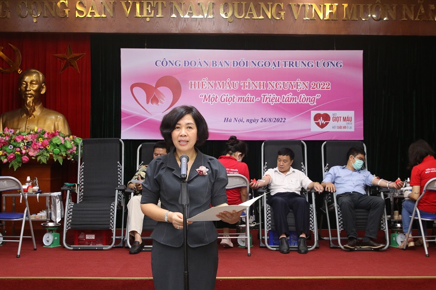 Đ/c Nguyễn Thị Hoàng Vân, Phó Trưởng Ban Đối ngoại Trung ương phát biểu khai mạc chương trình hiến máu tình nguyện.