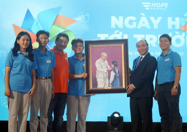 Chủ tịch nước tặng bức tranh Chủ tịch Hồ Chí Minh cho thầy và trò Trường Hy Vọng. Ảnh VGP/Thế Phong.