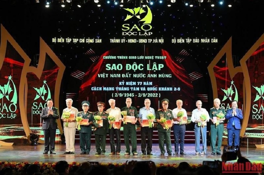 Đồng chí Nguyễn Xuân Thắng và đồng chí Đinh Tiến Dũng trao quà tặng các bậc lão thành cách mạng.