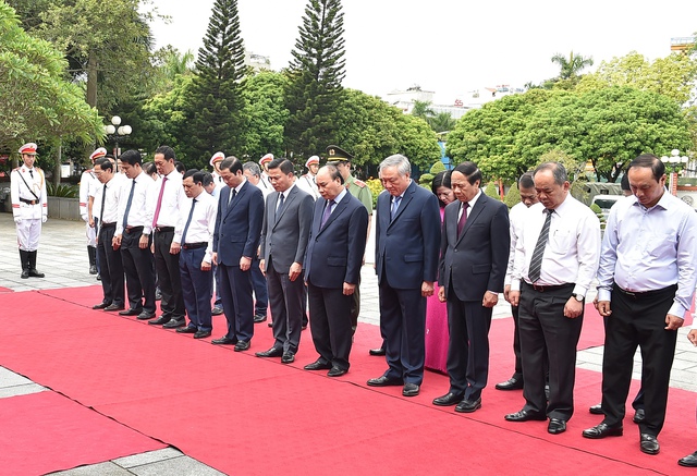 Chủ tịch nước Nguyễn Xuân Phúc cùng các đại biểu dâng hương, dâng hoa tưởng niệm Chủ tịch Hồ Chí Minh - Ảnh VGP/Đức Tuân.